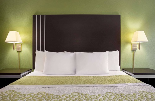 Hardeeville Hotel | Convenient Days Inn by Wyndham: Relax with Pool & Breakfast