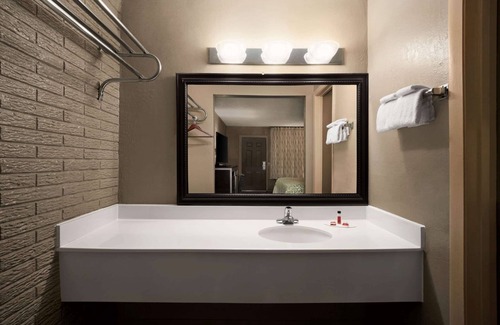 Hardeeville Hotel | Convenient Days Inn by Wyndham: Relax with Pool & Breakfast