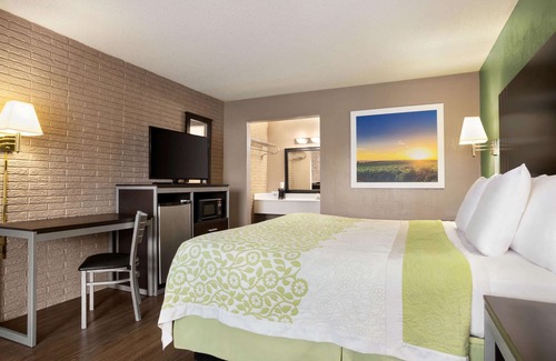 Hardeeville Hotel | Convenient Days Inn by Wyndham: Relax with Pool & Breakfast