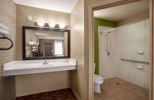 Hardeeville Hotel | Convenient Days Inn by Wyndham: Relax with Pool & Breakfast