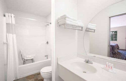 Hardy Hotel | Comfortable Stay at Days Inn by Wyndham Hardy with Pool