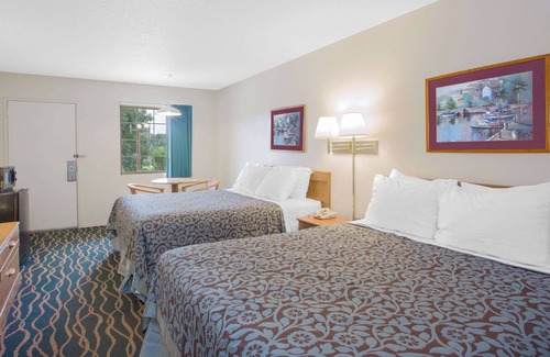 Hardy Hotel | Comfortable Stay at Days Inn by Wyndham Hardy with Pool