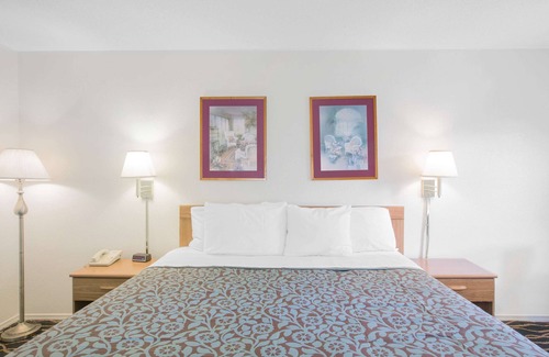 Hardy Hotel | Comfortable Stay at Days Inn by Wyndham Hardy with Pool
