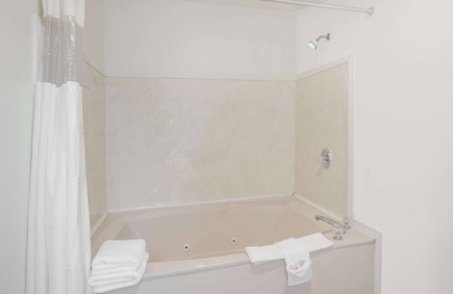 Hardy Hotel | Comfortable Stay at Days Inn by Wyndham Hardy with Pool