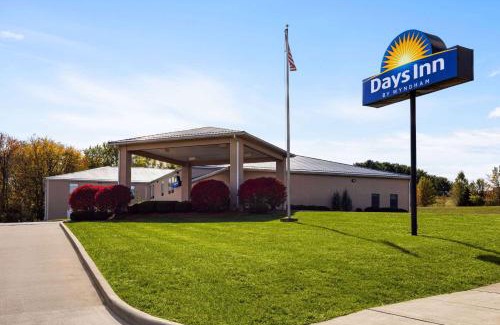 Hillsboro Hotel | Pet-Friendly Days Inn by Wyndham Hillsboro with Pool Access