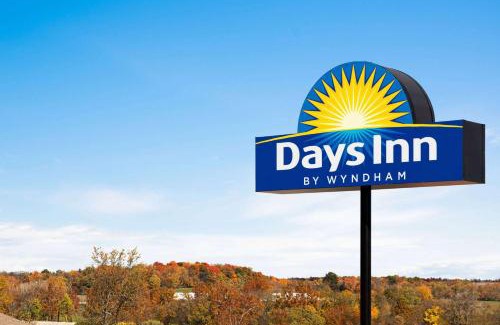 Hillsboro Hotel | Pet-Friendly Days Inn by Wyndham Hillsboro with Pool Access