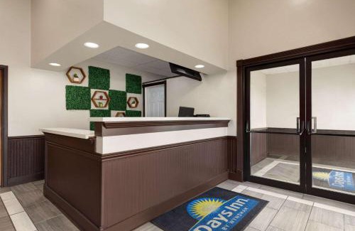 Hillsboro Hotel | Pet-Friendly Days Inn by Wyndham Hillsboro with Pool Access