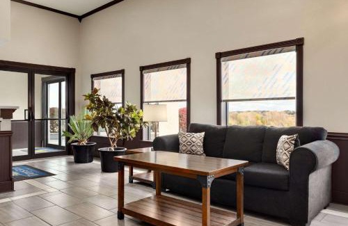 Hillsboro Hotel | Pet-Friendly Days Inn by Wyndham Hillsboro with Pool Access