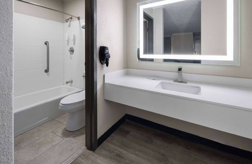 Hinesville Hotel | Comfortable Days Inn by Wyndham Hinesville Near Fort Stewart