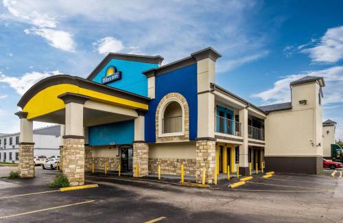 North Shore Hotel | Budget-Friendly Days Inn by Wyndham Houston East with Pool