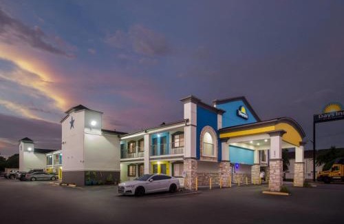 North Shore Hotel | Budget-Friendly Days Inn by Wyndham Houston East with Pool