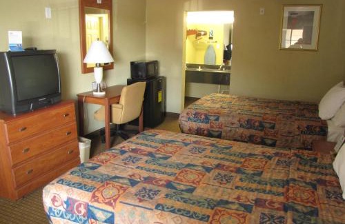 North Shore Hotel | Budget-Friendly Days Inn by Wyndham Houston East with Pool