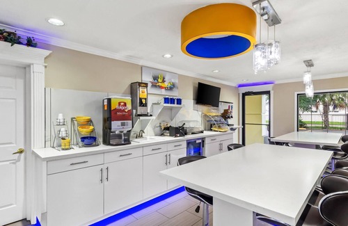 North Shore Hotel | Comfortable Stay at Days Inn by Wyndham Houston East