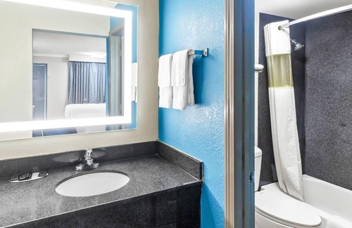 North Shore Hotel | Comfortable Stay at Days Inn by Wyndham Houston East