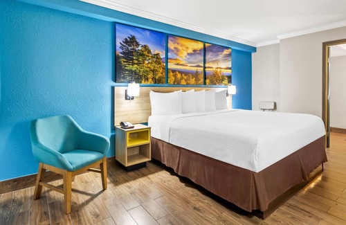North Shore Hotel | Comfortable Stay at Days Inn by Wyndham Houston East