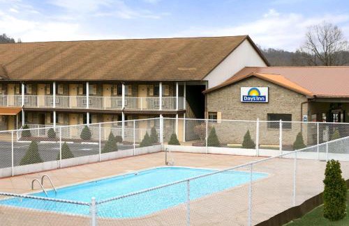 Huntington Hotel | Pet-Friendly Days Inn by Wyndham Huntington Awaits You