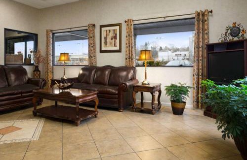 Huntington Hotel | Pet-Friendly Days Inn by Wyndham Huntington Awaits You