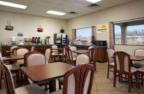 Huntington Hotel | Pet-Friendly Days Inn by Wyndham Huntington Awaits You