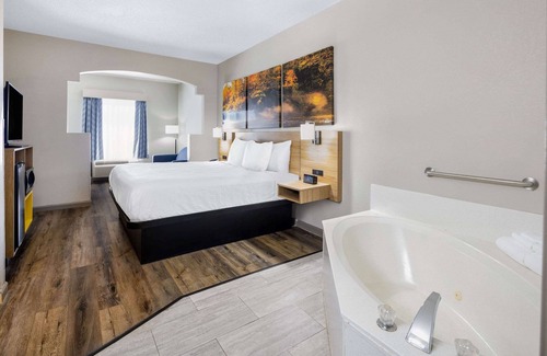 Jackson Hotel | Comfortable Days Inn by Wyndham Jackson with Pool & Breakfast