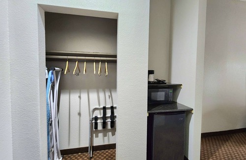 Clear Lake Shores Hotel | Discover Days Inn by Wyndham Kemah: Family-Friendly Getaway