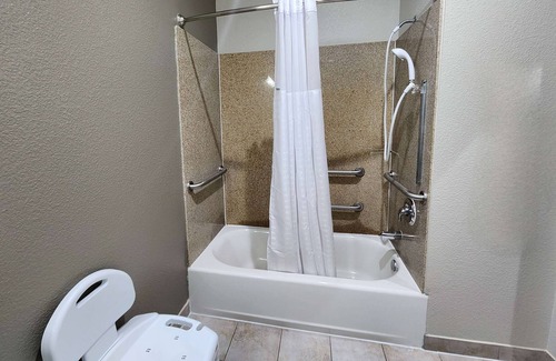 Clear Lake Shores Hotel | Discover Days Inn by Wyndham Kemah: Family-Friendly Getaway