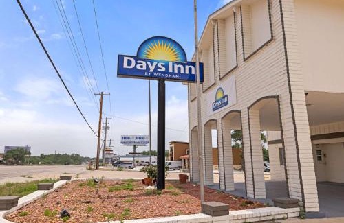 Kenedy Hotel | Budget-Friendly Days Inn Kenedy with Family Amenities