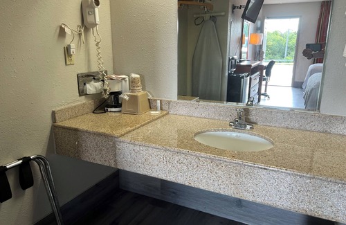 Hillcrest Hotel | Comfortable Stay at Days Inn by Wyndham KU Lawrence