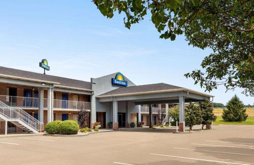 Kuttawa Hotel | Pet Friendly Days Inn by Wyndham Kuttawa with Pool & Hot Tub