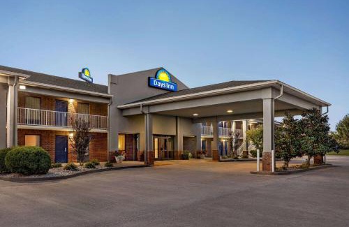 Kuttawa Hotel | Pet Friendly Days Inn by Wyndham Kuttawa with Pool & Hot Tub