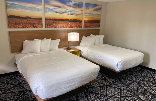Lake Charles Hotel | Discover Days Inn by Wyndham Lake Charles with Pool & Dining