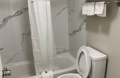 Lake Charles Hotel | Discover Days Inn by Wyndham Lake Charles with Pool & Dining
