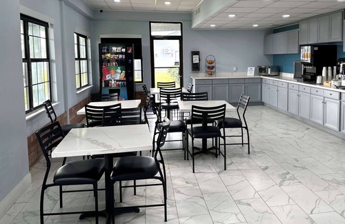 Lake Charles Hotel | Discover Days Inn by Wyndham Lake Charles with Pool & Dining
