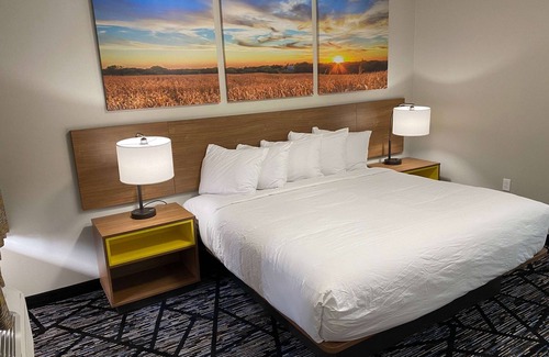 Lake Charles Hotel | Discover Days Inn by Wyndham Lake Charles with Pool & Dining