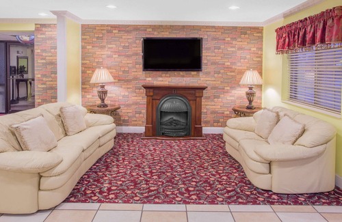 Lake Village Hotel | Family-Friendly Days Inn with Pool & Breakfast in Lake Village