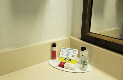 Lake Village Hotel | Family-Friendly Days Inn with Pool & Breakfast in Lake Village