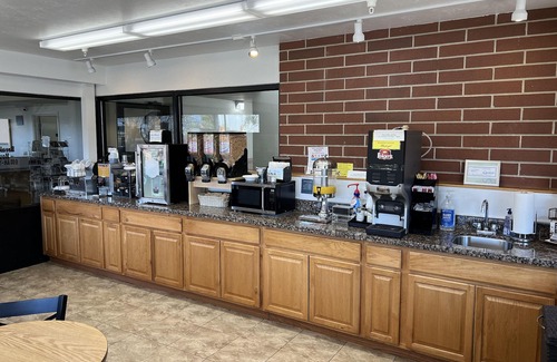 Lake Point Hotel | Family-Friendly Oquirrh Mountain Inn with Restaurant & Breakfast