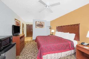Lamar Hotel | Comfortable Stay at Days Inn by Wyndham Lamar with Pool Access