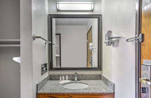 Le Roy Hotel | Comfortable Days Inn by Wyndham Le Roy/Bloomington Southeast