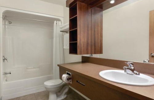 Saint-Nicolas Hotel | Pet-Friendly Days Inn by Wyndham Levis with Pool & Breakfast