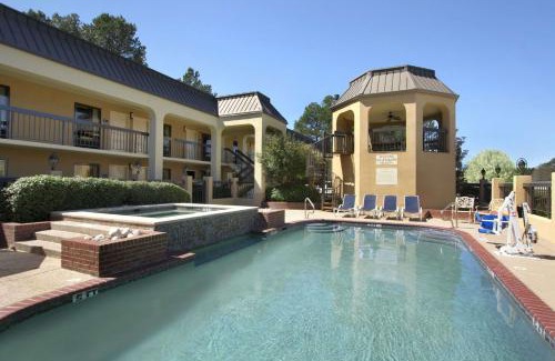 Longview Hotel | Pet-Friendly Days Inn with Pool & Breakfast in Longview