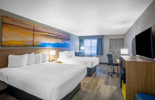 Lonoke Hotel | Pet-Friendly Days Inn by Wyndham Lonoke with Pool Access