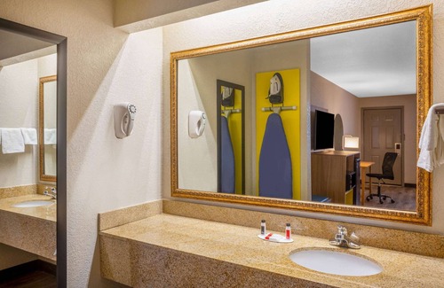 Lonoke Hotel | Explore Days Inn by Wyndham Lonoke: Pool, Spa & Dining