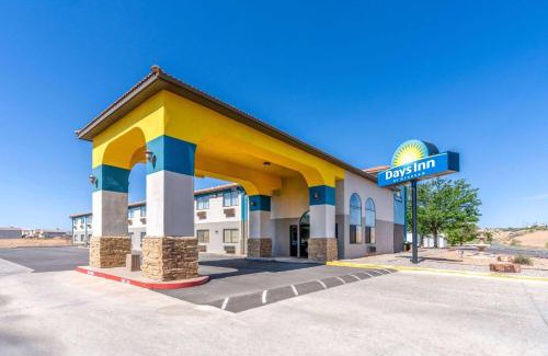 Los Lunas Hotel | Pet-Friendly Days Inn with Pool & Hot Tub in Los Lunas