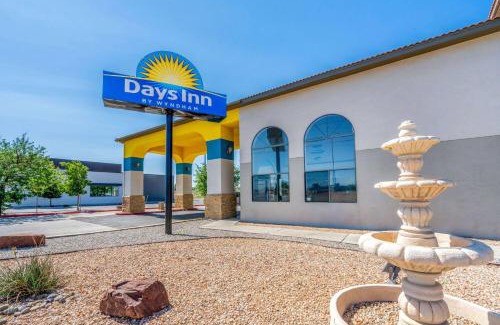 Los Lunas Hotel | Pet-Friendly Days Inn with Pool & Hot Tub in Los Lunas