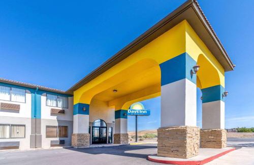 Los Lunas Hotel | Pet-Friendly Days Inn with Pool & Hot Tub in Los Lunas