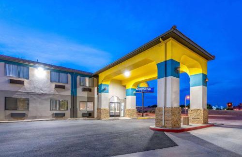 Los Lunas Hotel | Pet-Friendly Days Inn with Pool & Hot Tub in Los Lunas