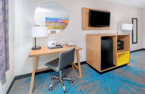 Los Lunas Hotel | Comfortable Days Inn by Wyndham Los Lunas with Hot Tub & Spa