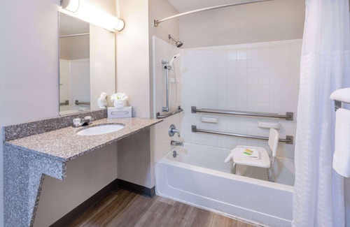 Los Lunas Hotel | Comfortable Days Inn by Wyndham Los Lunas with Hot Tub & Spa
