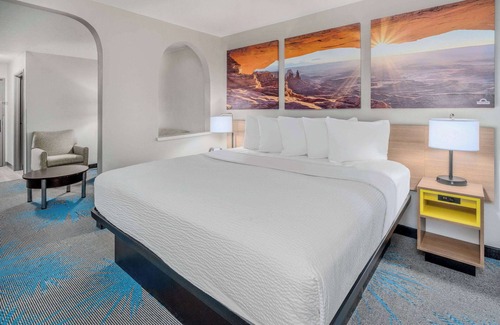 Los Lunas Hotel | Comfortable Days Inn by Wyndham Los Lunas with Hot Tub & Spa