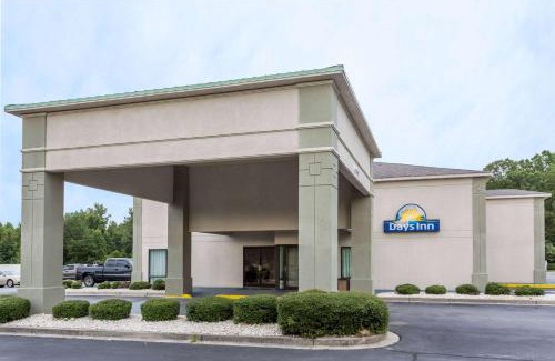 Lugoff Hotel | Pet-Friendly Days Inn by Wyndham Lugoff with Pool Access